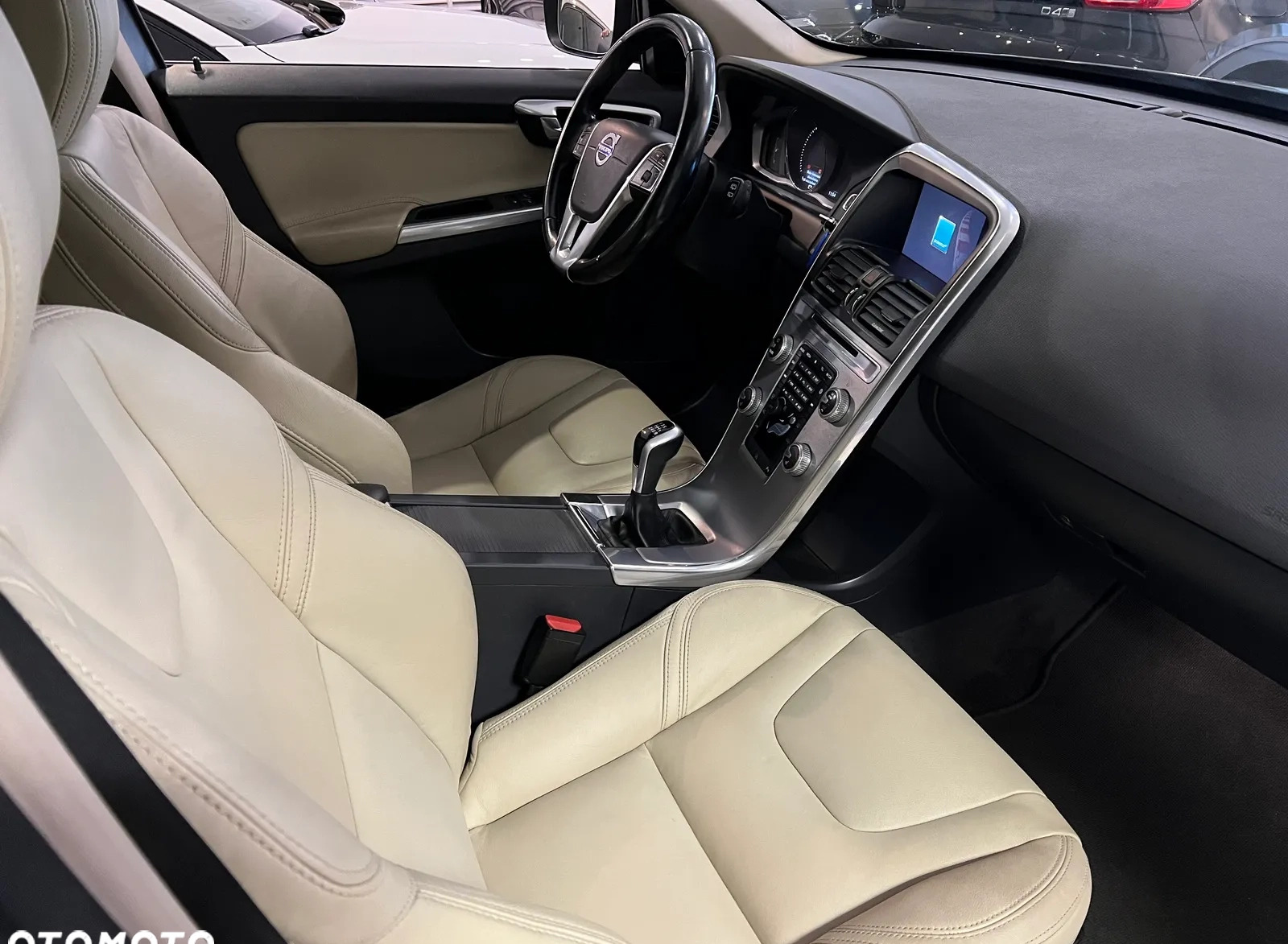 Volvo XC 60 cena 125700 przebieg: 162000, rok produkcji 2017 z Stawiszyn małe 172